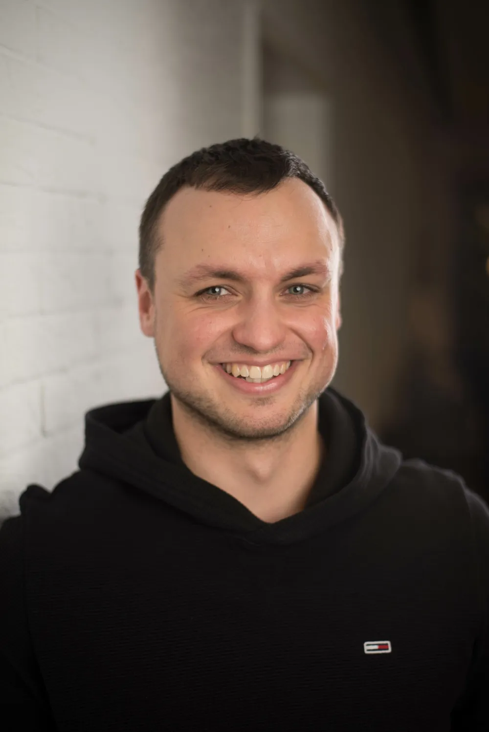 Timo Maletschek, lächelnd im dunklen Pullover